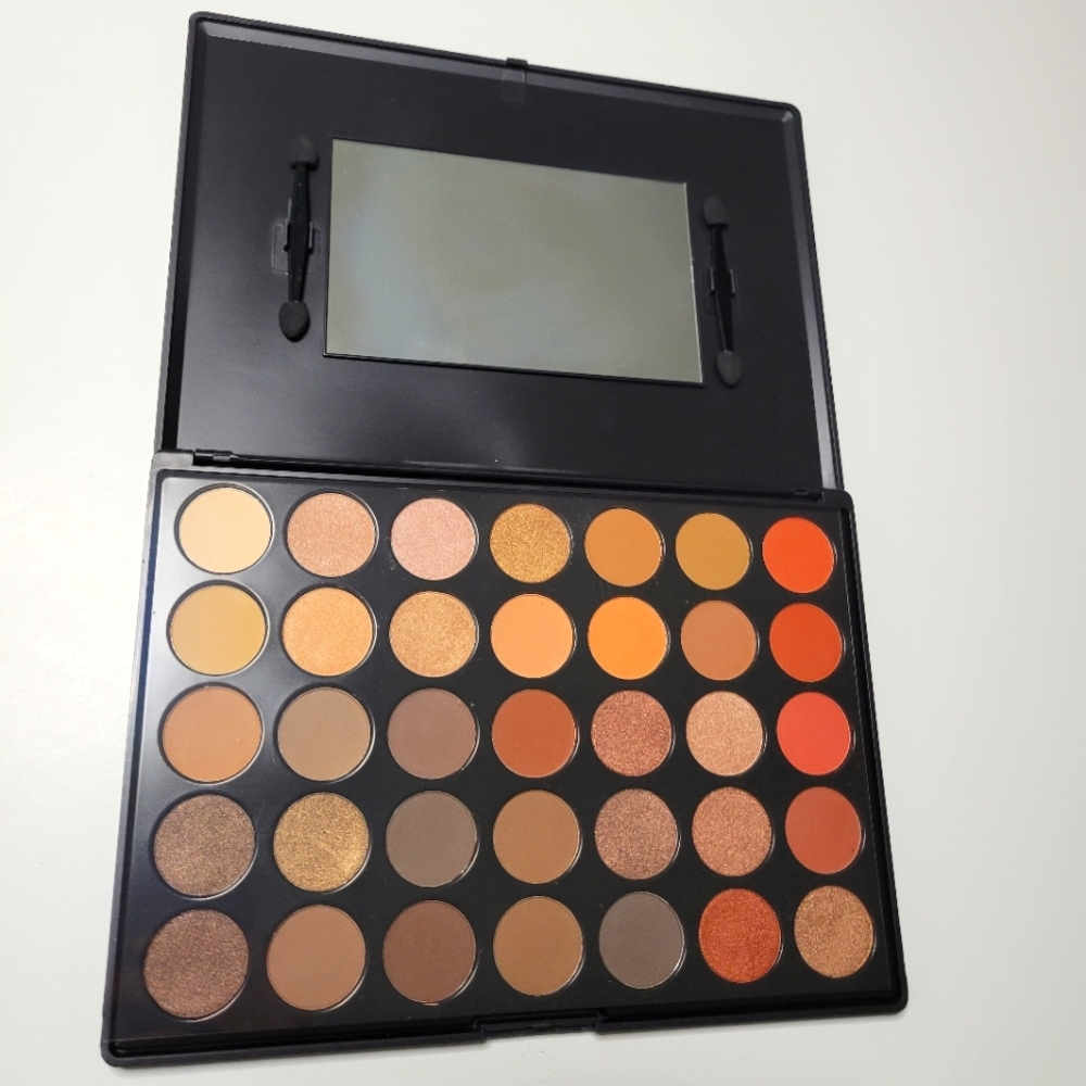 Nwot 35 Eyeshadow Palette L